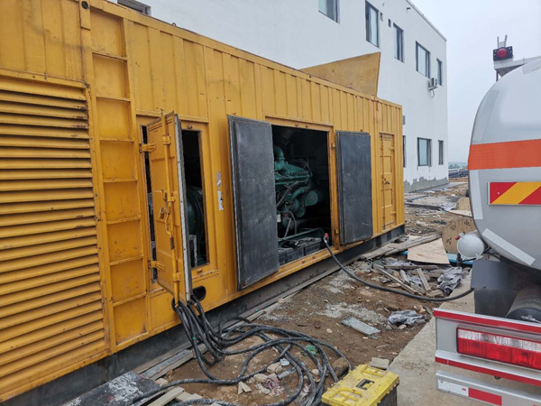 乐平如何在发电机出租合同中约定设备的维修和保养责任？